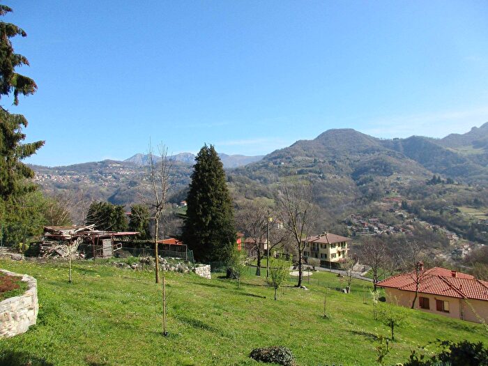 Casa con 7 locali in vendita in Via Fenile, Bedulita