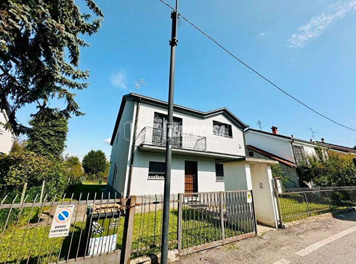 Casa quadrilocale in vendita in Via Monte Bianco, Segrate