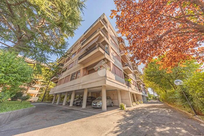 Appartamento trilocale in vendita in Via Suvereto, Roma