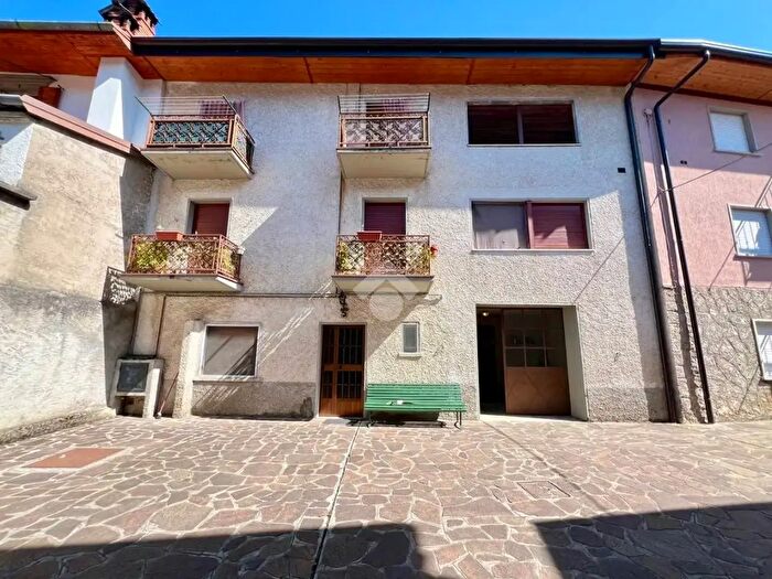 Casa con 8 locali in vendita in Via Chiesa, Onore