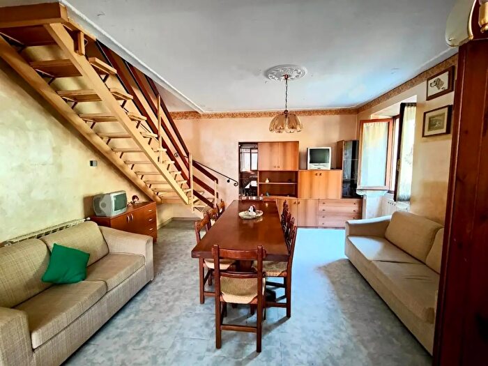 Casa con 6 locali in vendita in Luni