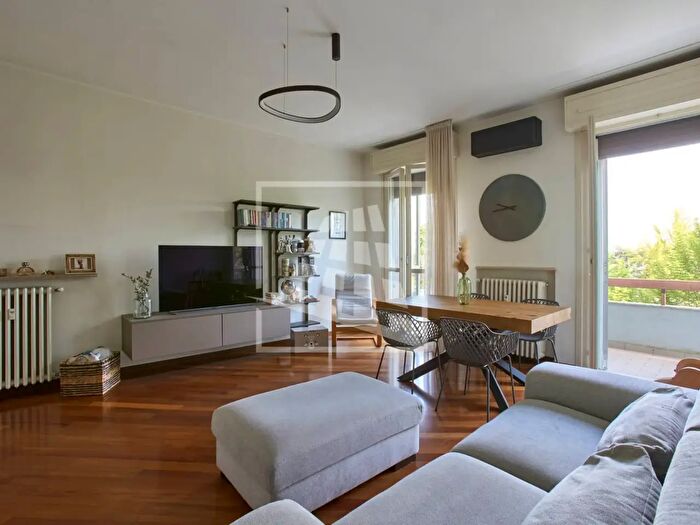 Appartamento quadrilocale in vendita in Via Adua, Reggio Emilia