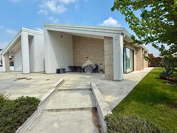 Casa con 5 locali in vendita in Castel Goffredo