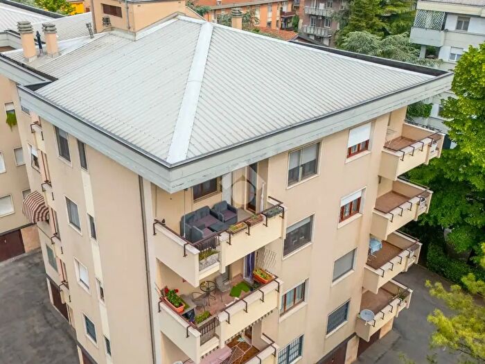 Appartamento trilocale in vendita in Via Parigi, Parma