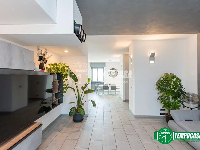 Appartamento trilocale in vendita in Via Giovanni Magistrini, Momo