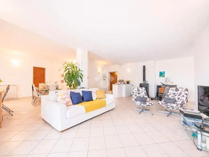 Appartamento quadrilocale in vendita in Via Succivo, Roma