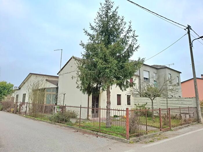 Casa con 8 locali in vendita in Via Cà Matte, Rovigo