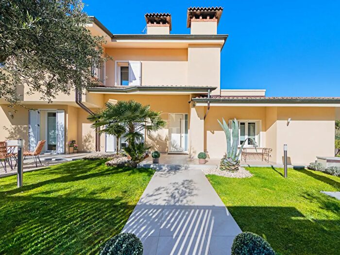 Casa con 7 locali in vendita in Desenzano Del Garda
