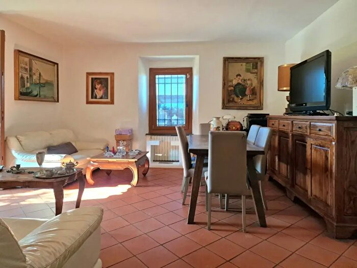 Casa con 6 locali in vendita in Montignoso