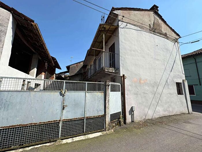 Casa trilocale in vendita in Via Camillo Benso di Cavour Sartirana Lomellina, Sartirana Lomellina