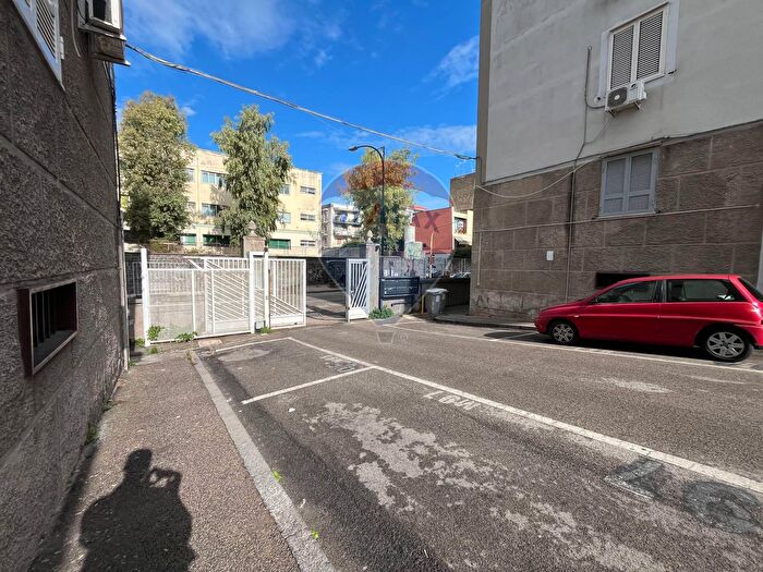 Appartamento con 5 locali in vendita in Via Angelo Camillo De Meis, Napoli