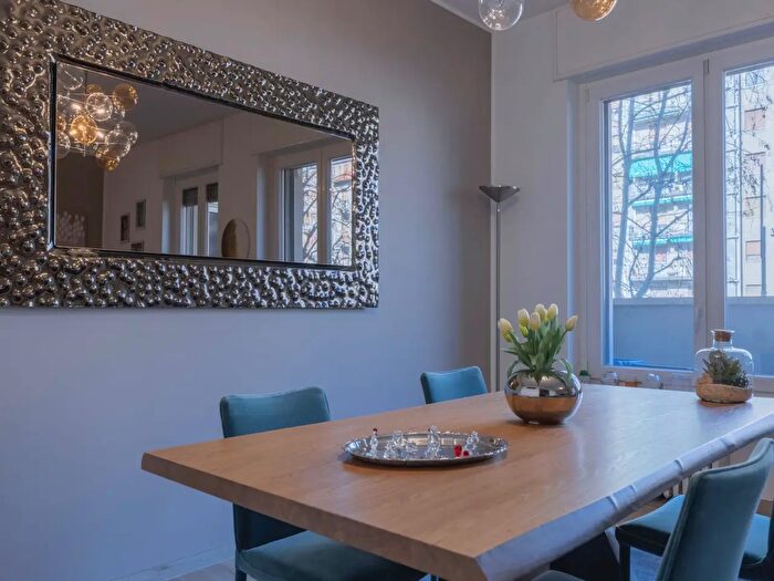 Appartamento trilocale in vendita in Via Novara, Milano