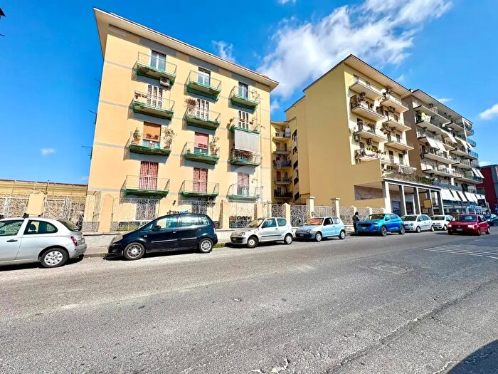 Appartamento trilocale in vendita in Via Bagnoli, Napoli