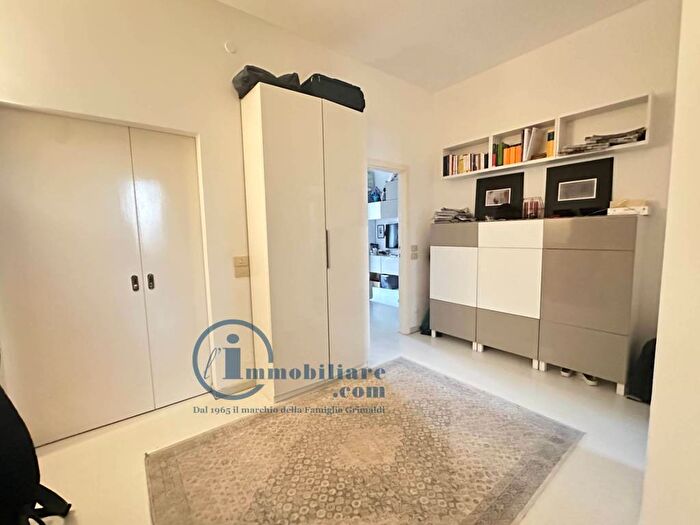 Appartamento trilocale in affitto in Piazza Santagostino, Corso Genova, Milano