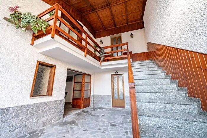 Casa con 7 locali in vendita in Via Antonio Gramsci Barzanò, Barzano