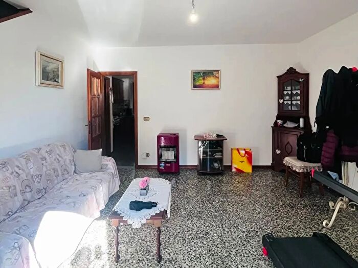 Casa con 6 locali in vendita in Lucca