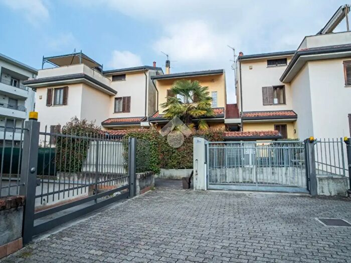 Appartamento trilocale in vendita in Via Giovanni Pascoli, Albiate