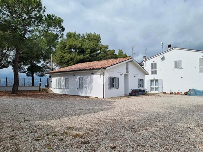 Casa trilocale in vendita in Via Madonna degli Angeli, Castellalto