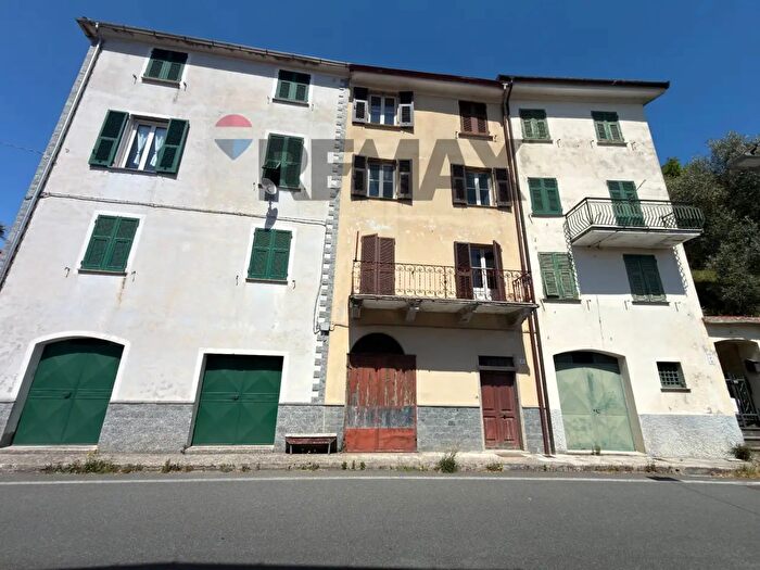 Casa con 6 locali in vendita in Castiglione Chiavarese
