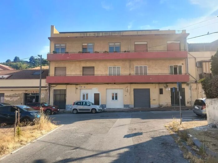 Appartamento trilocale in vendita in Via Arena Primo Zona Gazzi Fucile Snc, Messina