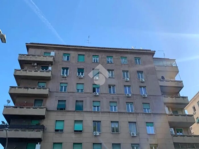 Appartamento trilocale in vendita in Via Castel Morrone, Roma