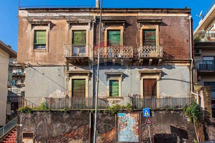 Appartamento trilocale in vendita in Via Acquicella, Catania