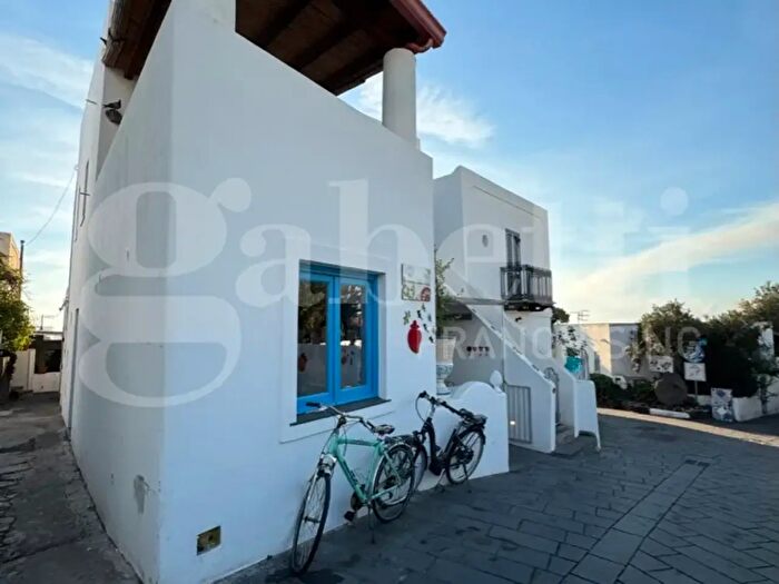 Appartamento trilocale in vendita in Via RomaStromboli Snc, Lipari