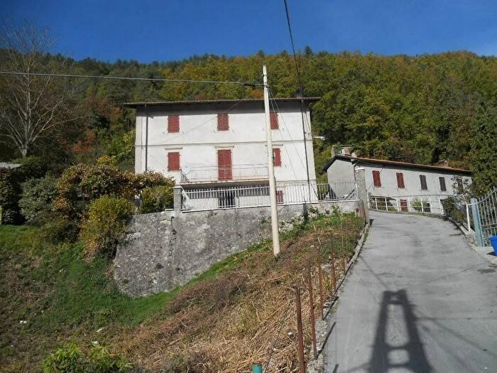 Casa con 6 locali in vendita in Minucciano