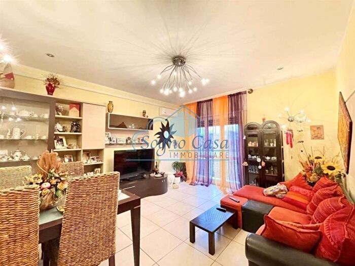 Casa con 5 locali in vendita in Luni