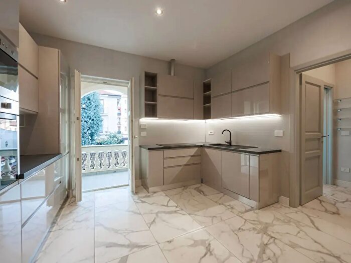 Appartamento con 10 locali in vendita in Via Umberto I, Carignano