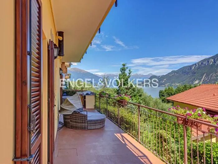 Appartamento trilocale in vendita in Via SantAmbrogio, Oliveto Lario
