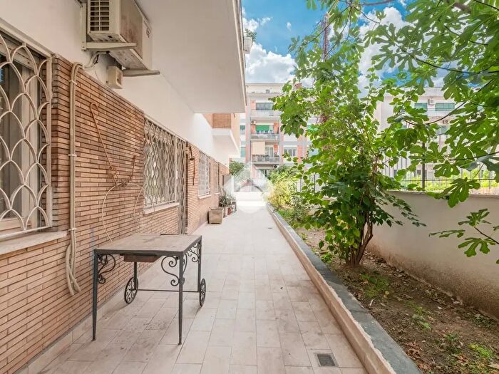 Appartamento con 5 locali in vendita in Via Cremuzio Cordo, Roma
