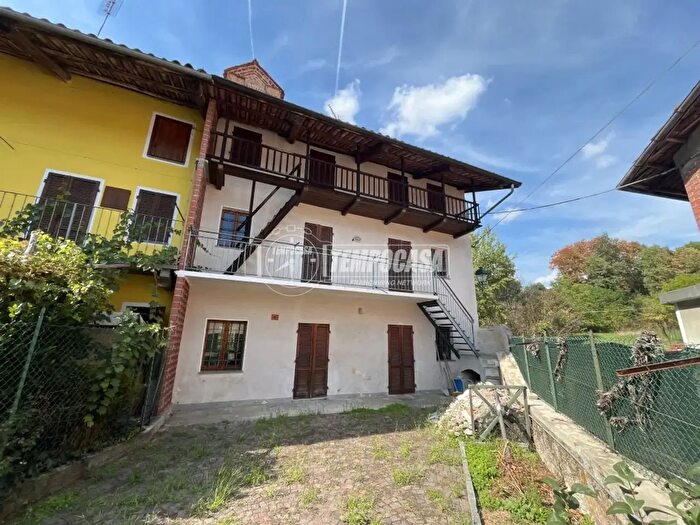 Casa quadrilocale in vendita in Piazza Livio Sategna, Baldissero Canavese