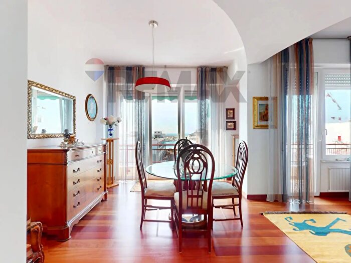 Appartamento con 8 locali in vendita in Via Catalani, Genova