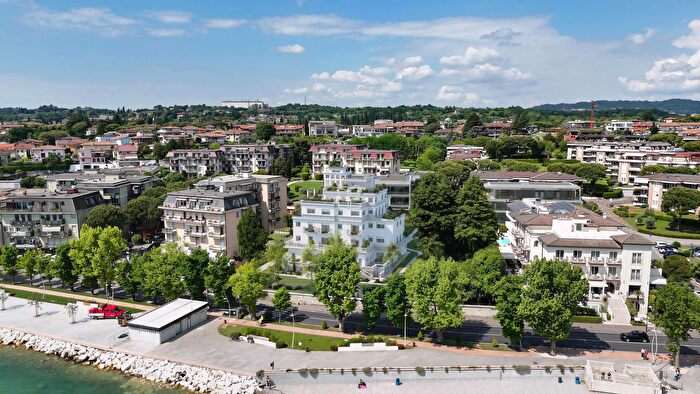 Appartamento quadrilocale in vendita in Via Lungolago C Battisti, Desenzano Del Garda