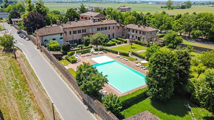 Casa con 5 locali in vendita in Via Ferdinando di Borbone, Piacenza