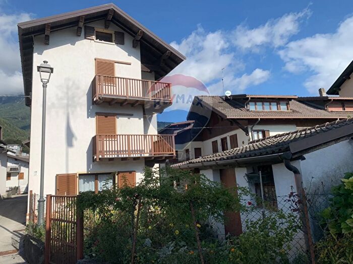 Casa con 11 locali in vendita in Via l Paganini, Lamon