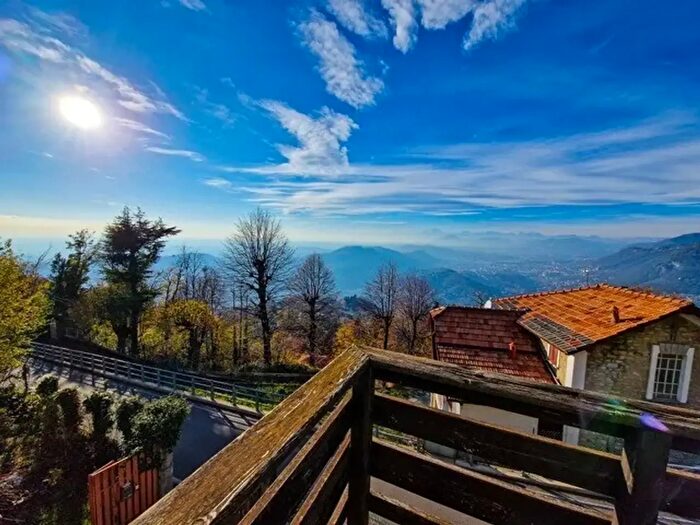Casa con 9 locali in vendita in Via Giacomo Scalini, Brunate