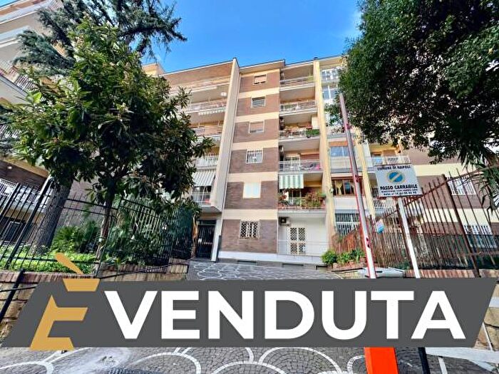 Appartamento trilocale in vendita in Via San Domenico, Napoli