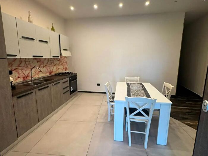 Appartamento trilocale in affitto in Via Partecipazione, Salerno