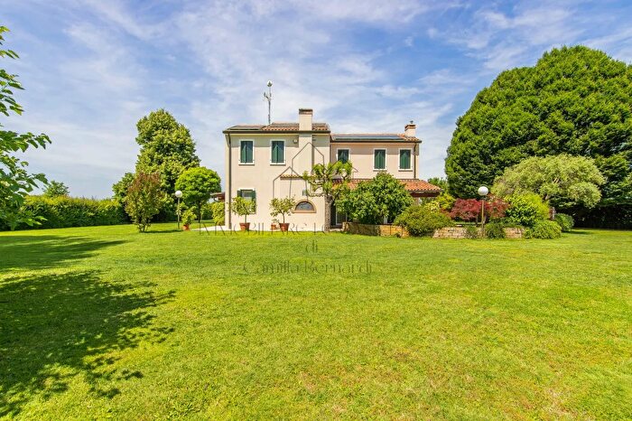 Casa con 6 locali in vendita in Veggiano