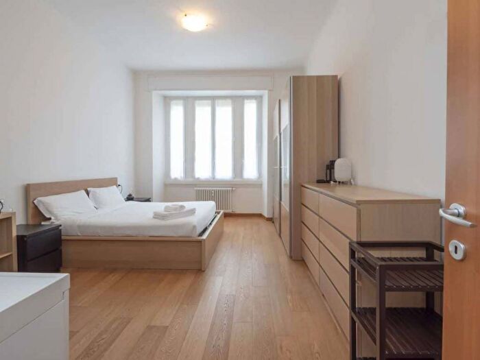 Appartamento trilocale in affitto in Via Ugo Bassi, Isola, Milano