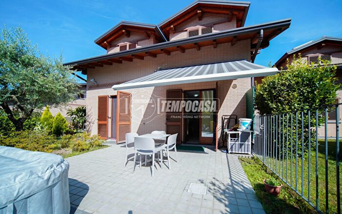 Casa con 5 locali in vendita in Via Giuseppe Garibaldi C, Buguggiate