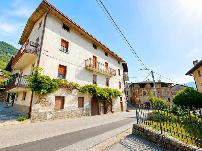 Casa con 12 locali in vendita in Via Stazione, Tresivio