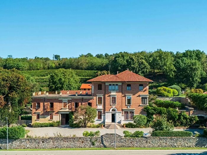 Casa con 20 locali in vendita in Roppolo