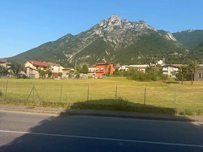 Appartamento trilocale in vendita in Via Novembre, Valmadrera