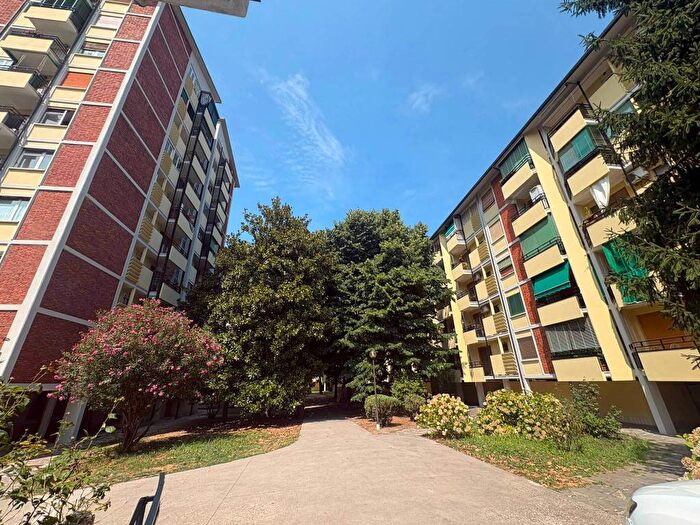 Appartamento quadrilocale in affitto in Viale Ca' Granda, Prato Centenaro, Milano