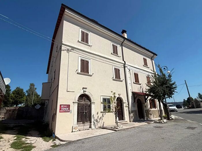 Casa con 5 locali in vendita in Rocca Di Mezzo