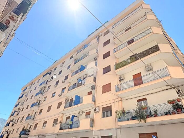 Appartamento con 5 locali in affitto in Via Antonio Marinuzzi, Palermo