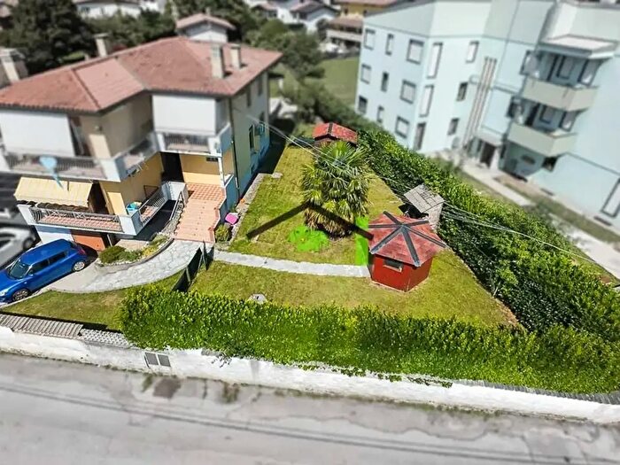 Appartamento con 7 locali in vendita in Via Nazario Sauro, Maniago